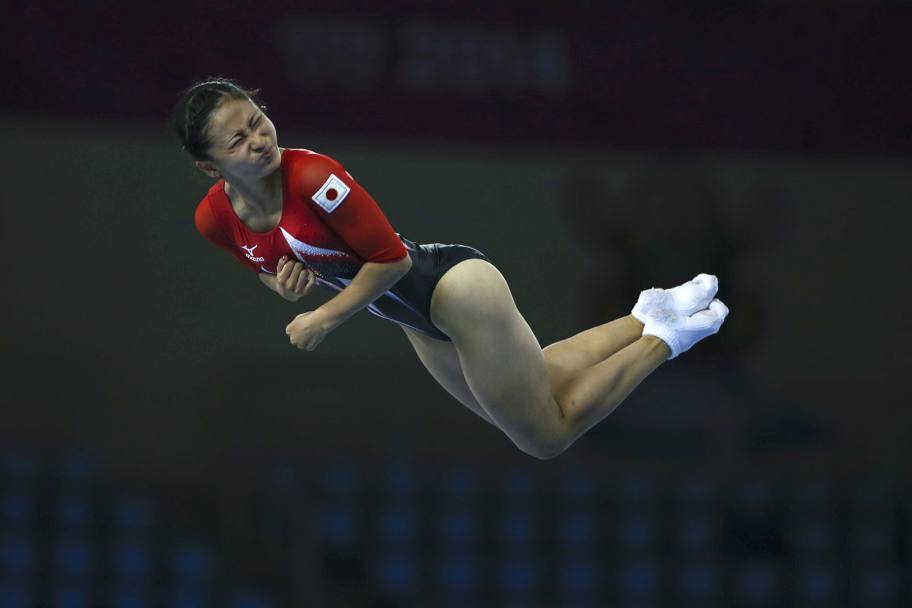Una spiritosa smorfia della ginnasta giapponese Ayan Kishi durante i Giochi asiatici (Reuters)